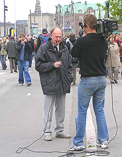 '...der var vist i underkanten af 50.000 deltagere!' - Ja, man kan da i hvert fald ikke anklage Kre R. Skov om at overdrive!